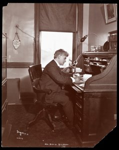 David Belasco che scrive a una scrivania negli uffici del suo teatro, 1902